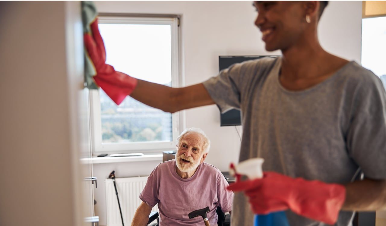 Aide ménagère chez une personne âgée