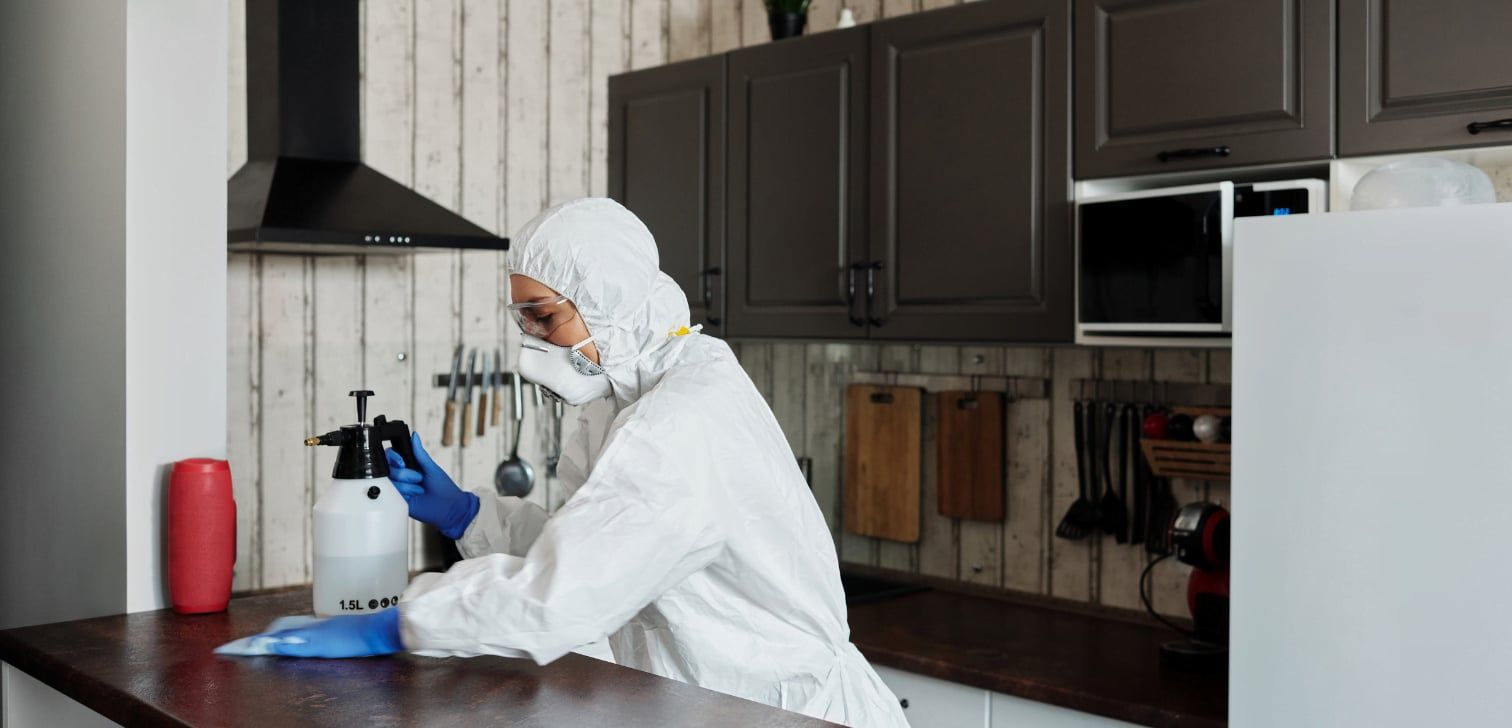 Désinfection d'une cuisine par un agent équipé