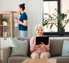 Aide ménagère chez une cliente âgée